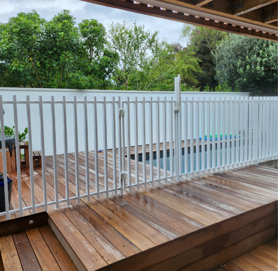 White Finrail pool fence wit White gate 1.2m high