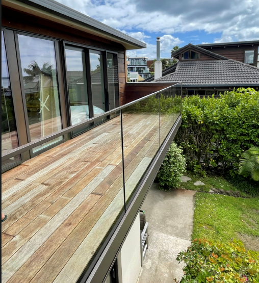 Floating aluminium frame on membrane deck with external gutter hidden in glass Vice Clearline balustrade.