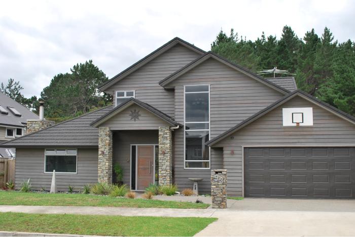 Bandsawn face Bevelback Weatherboards finished in Dryden "Slate"