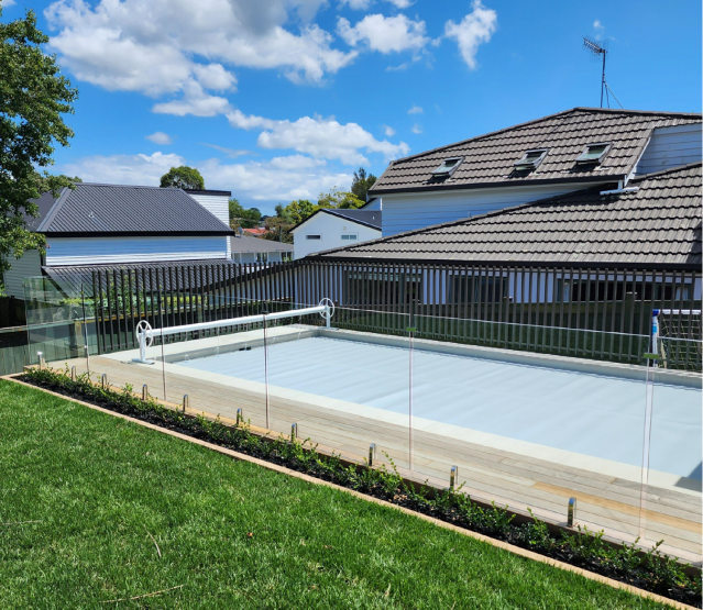 Finrail pool fence with Glass Vice